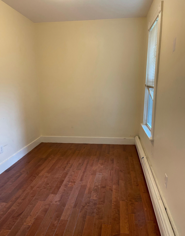 Building Photo - Beautiful 4 Bed Unit Right In East Boston