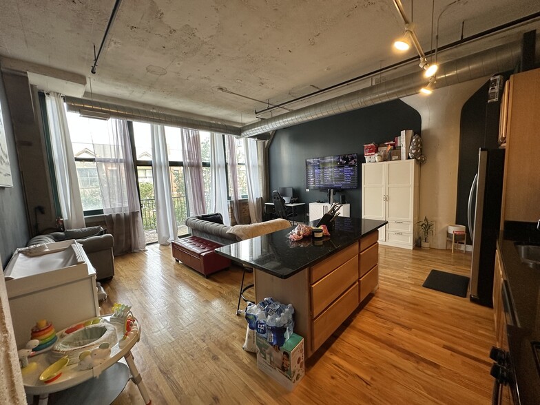 Building Photo - 221 E Cullerton St