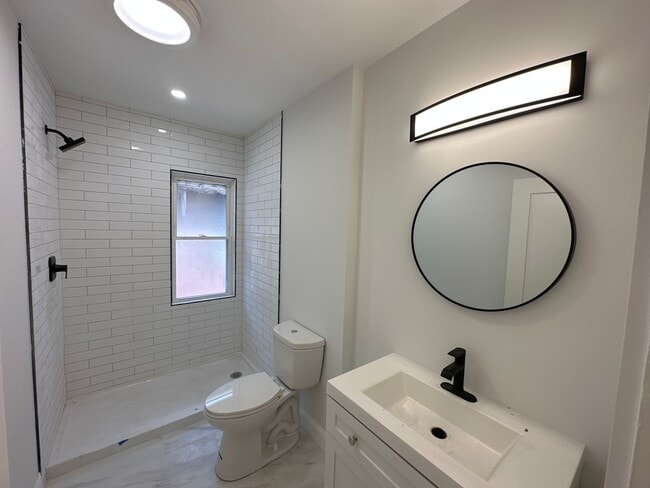 Building Photo - N 4th St 2067-2069 GW2