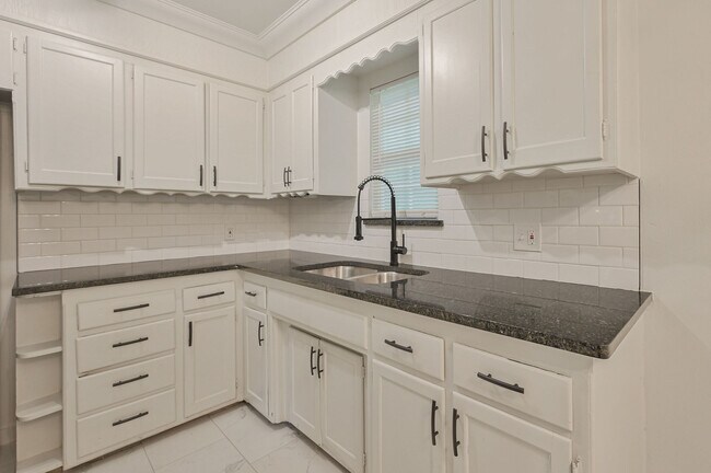Building Photo - 3501 Sycamore Dr