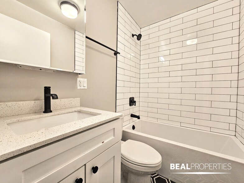 Building Photo - 524 W Oakdale Ave