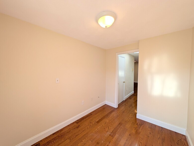Building Photo - 6 Evergreen Sq