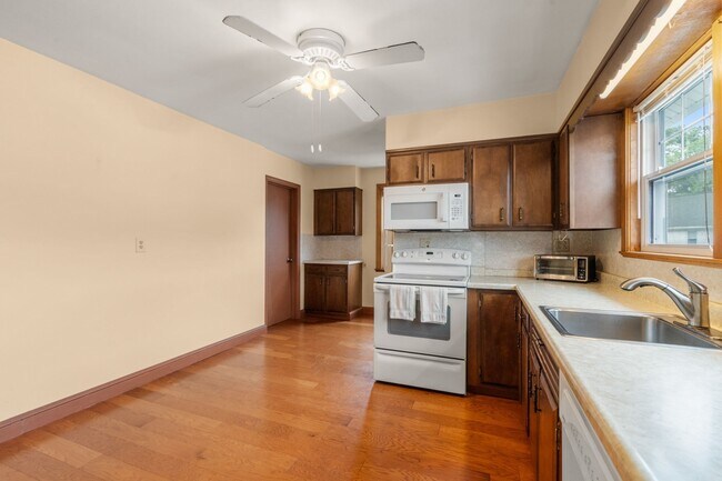 Building Photo - 35 Trapelo St