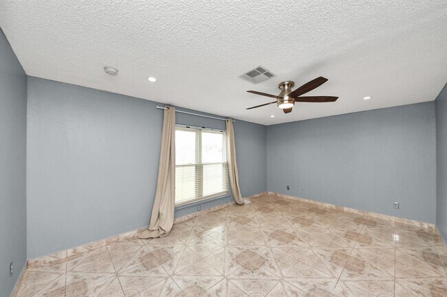 Building Photo - 2029 Highland Hills Dr