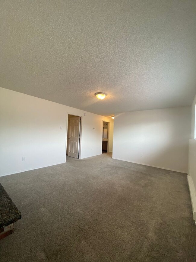 Building Photo - Nicely updated 3+ bedroom, 2 bath duplex-l...