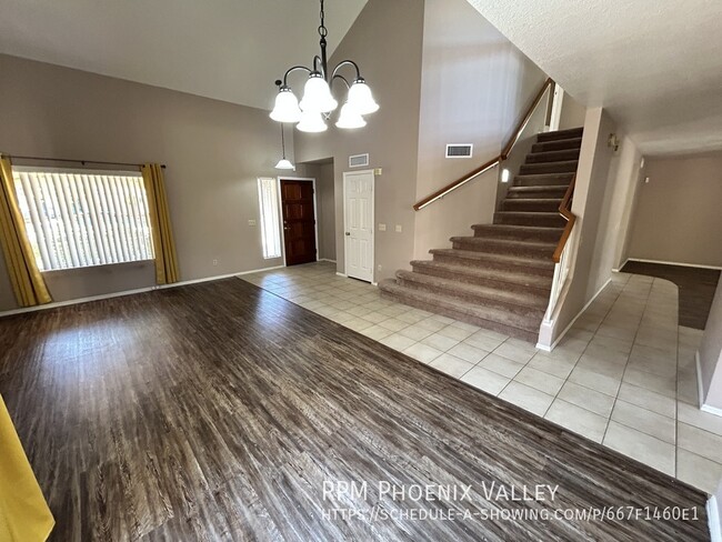 Building Photo - Large 4/ 2.5 Home Warm &  Welcoming & Larg...