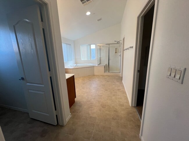 Building Photo - OVER 4000 SQ. FT. EXECUTIVE HOME IN GATED COMMUNITY