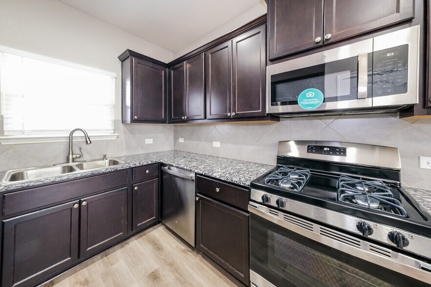Building Photo - 4013 Skylark Ln