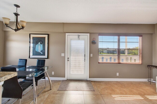 Building Photo - 33 Fanshaw A