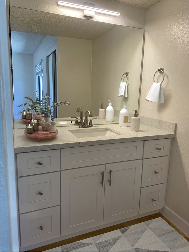 Building Photo - Stunning La Jolla Condo with Space, Style, and Sophistication!