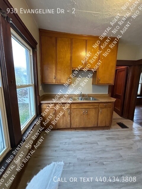 Building Photo - 930 Evangeline Rd