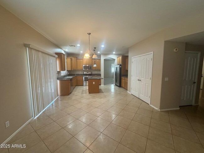 Building Photo - 1359 E Parkview Dr
