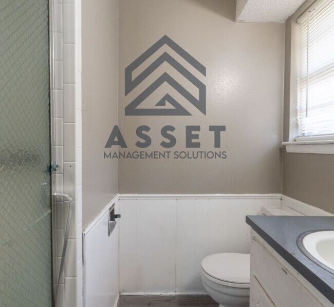 Building Photo - Cute 5 Bedroom House!