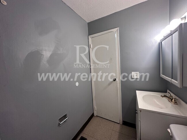 Building Photo - 1007 Shasta-