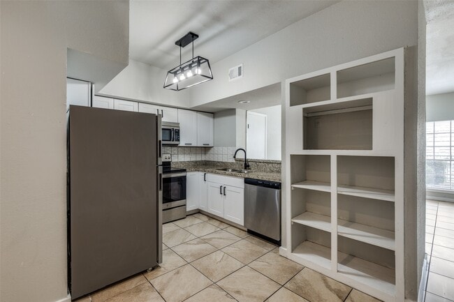 Building Photo - 8725 Victorian Village Dr