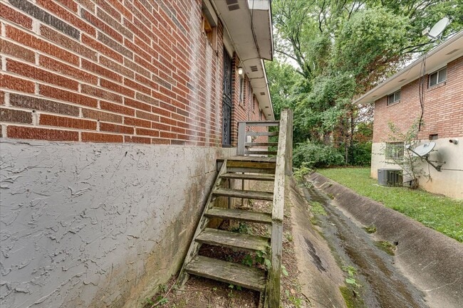 Building Photo - Charming Renovated 2-Bedroom Duplex Near D...