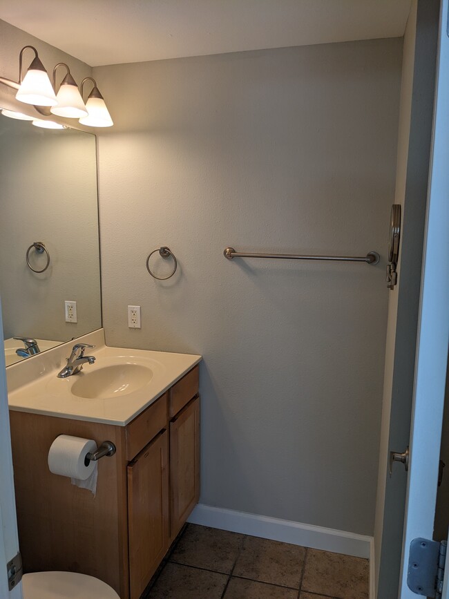 Master Bath - 5330 Pershing Ave