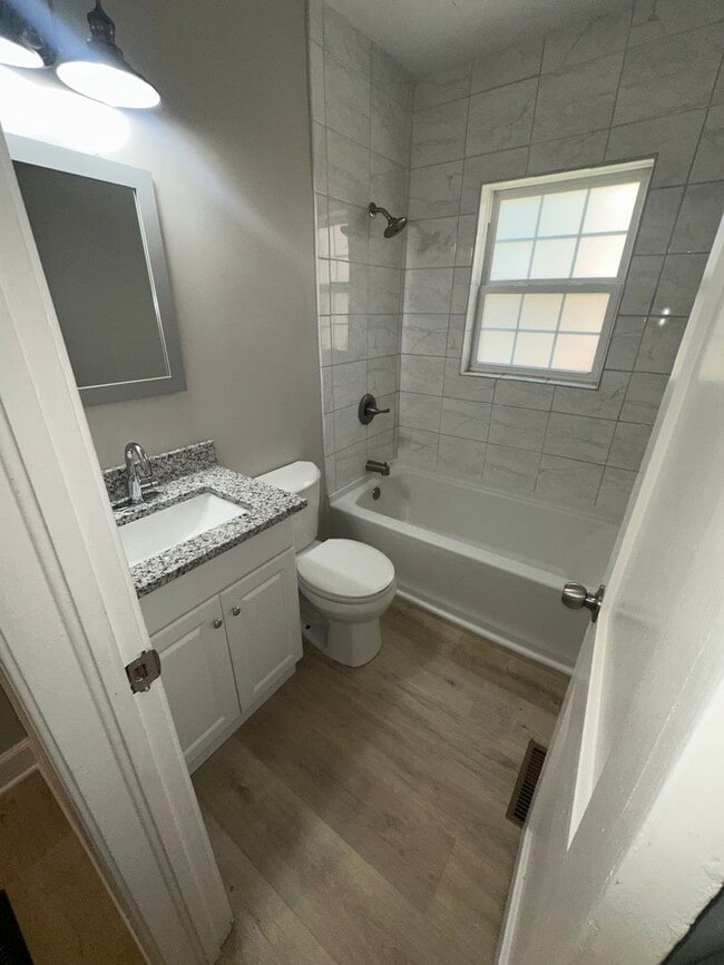 Building Photo - Discover comfort and convenience in a prime Columbia location!