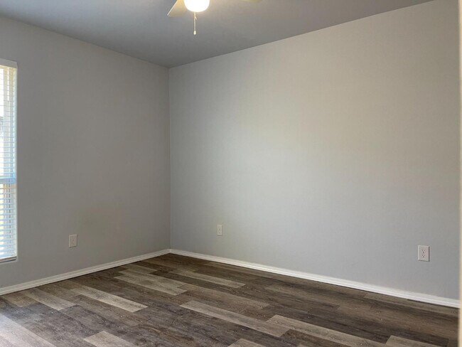 Building Photo - 8427 10th Pl