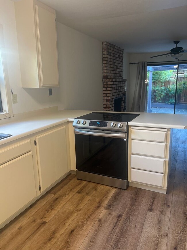 Building Photo - Beautiful 3 Bedroom 2 Bath in Great Neighb...