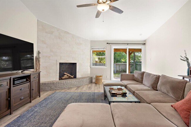 Building Photo - 1009 Rolling Green Cir