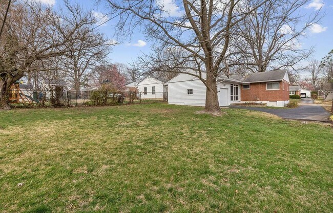 Building Photo - 713 Huntwood Ln
