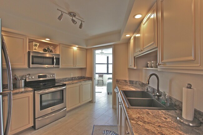 Building Photo - 5420 N Ocean Ave