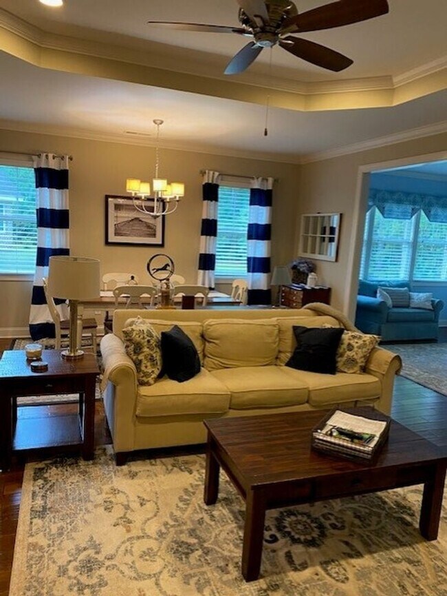Building Photo - Amazing Furnished Town Home in Brunswick F...