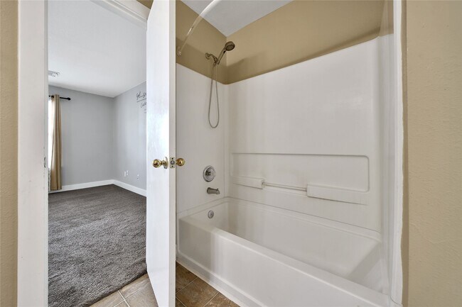 Building Photo - 11940 Chanteloup Dr