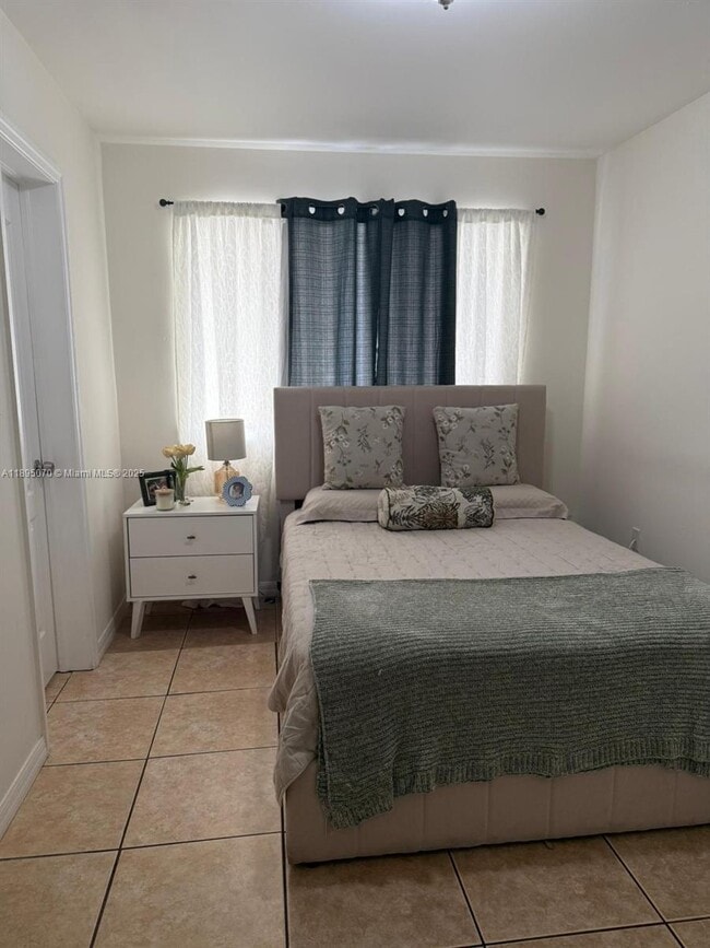 Building Photo - 13 S Royal Poinciana Blvd