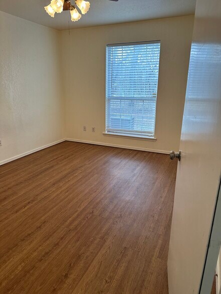 Master bedroom - 11525 N Meridian Ave