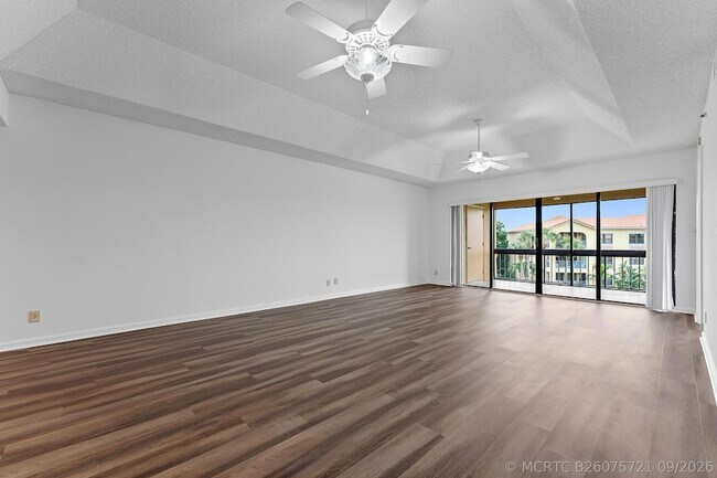 Building Photo - 700 Uno Lago Dr