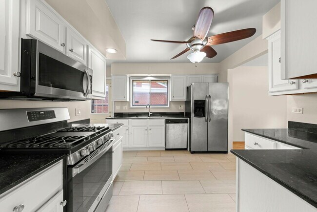 Building Photo - 221 S Linden Ave