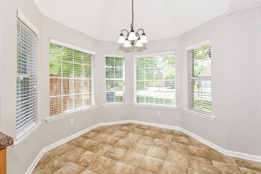 Building Photo - 9892 Southern Oak Way