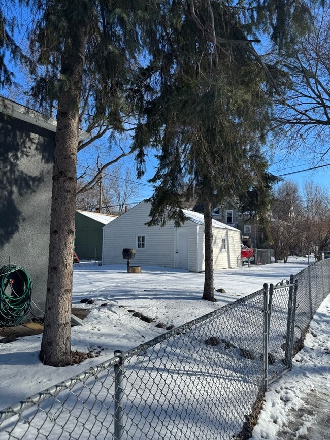 Building Photo - Single Family Home - GREAT Location - High End Finishes