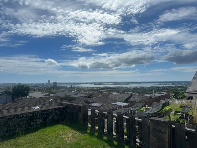 Building Photo - Renovated 3 bedroom 2 bath home in Pearl City