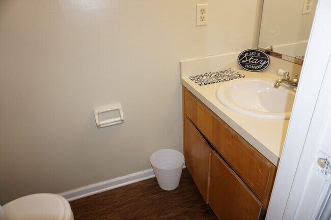 Building Photo - 2 Bedroom 2.5 Bath Townhome located in Arl...