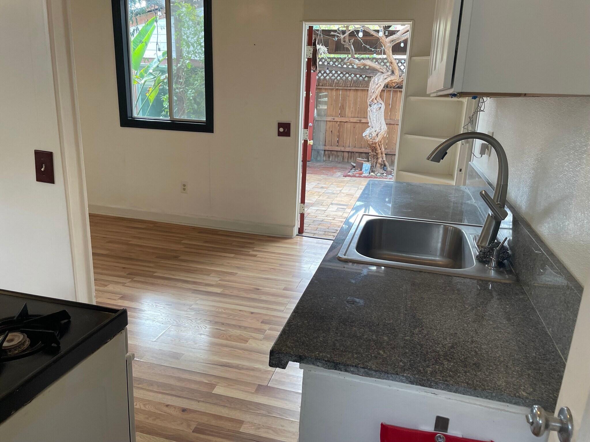 kitchen - 3554 Colonial Ave
