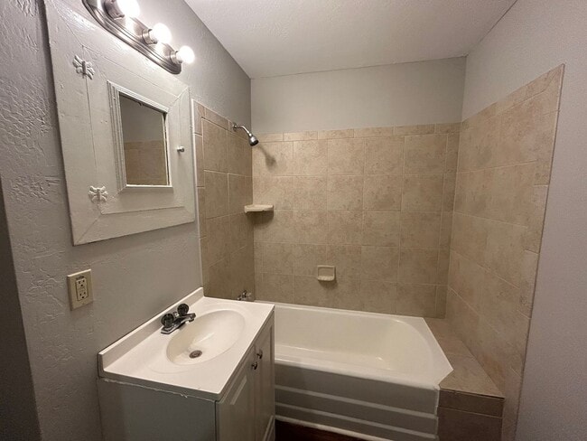 Building Photo - Large Bedroom Waco Home