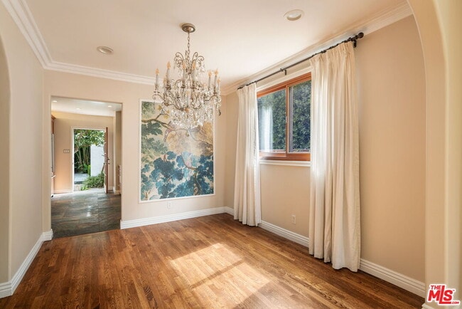 Building Photo - 1134 N Poinsettia Pl