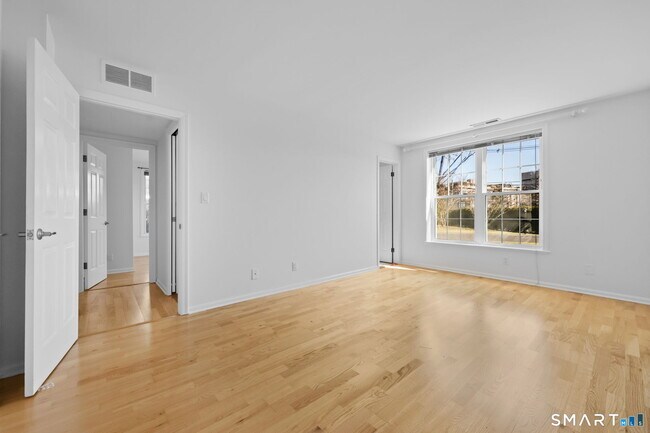 Building Photo - 140 Field Point Rd