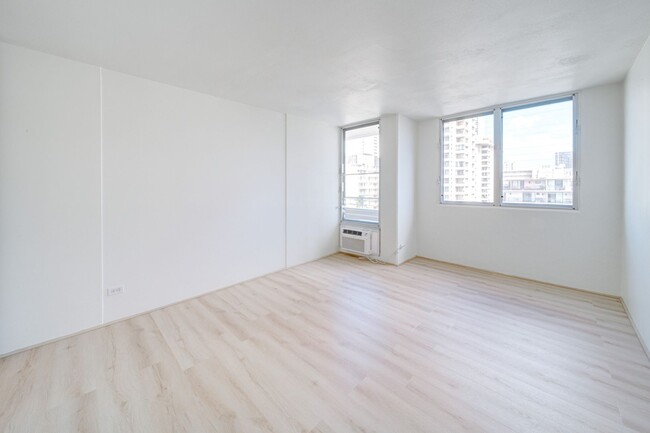 Building Photo - Beautiful, Spacious, Fully Renovated, 1 be...