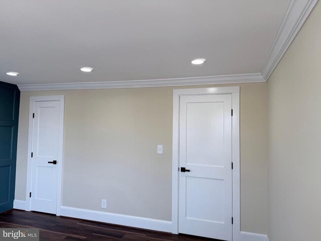 Building Photo - 216 S Henry St