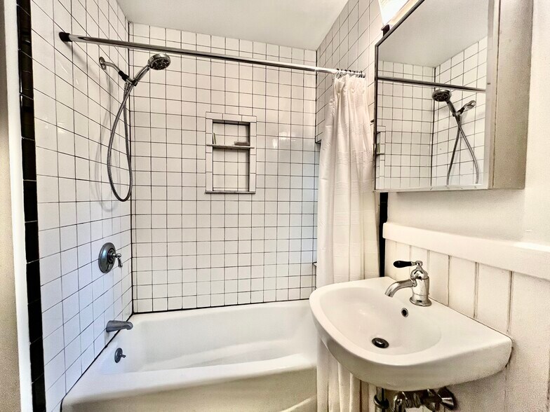 Building Photo - 206 Elm St