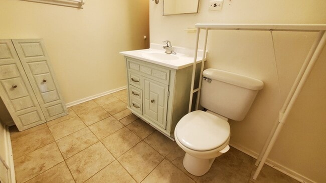 Building Photo - LONG-TERM RENTAL: Great Cedar Flat Home with Carport & Gas Fireplace!