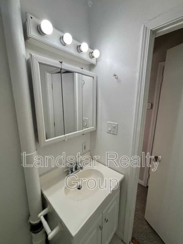 Building Photo - 2127 Grinstead Dr