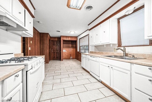 Building Photo - 100 Meadow Pl