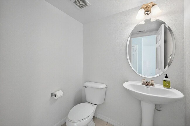 Building Photo - Beautiful 4-Bedroom Home