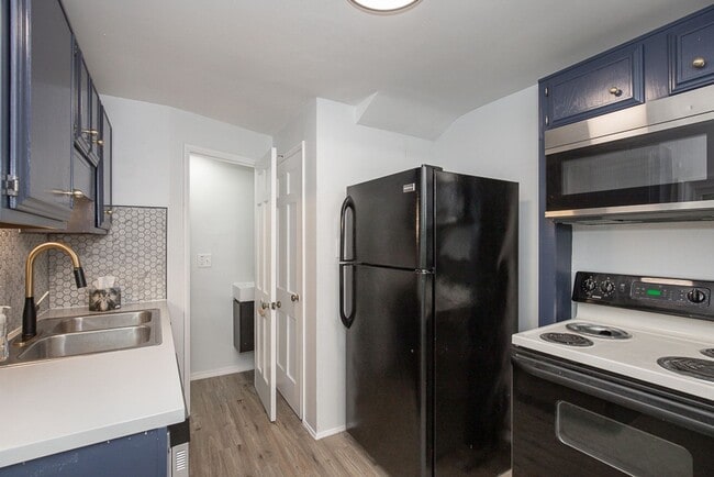 Building Photo - 3 Bed/1.5 Bath Single Family Home!