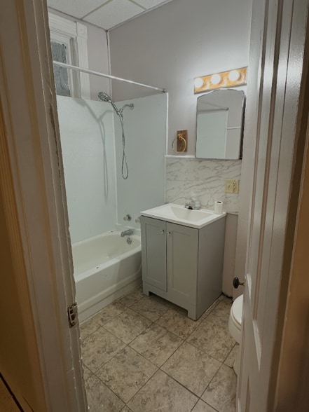 Building Photo - 405 1/2 Douglas St